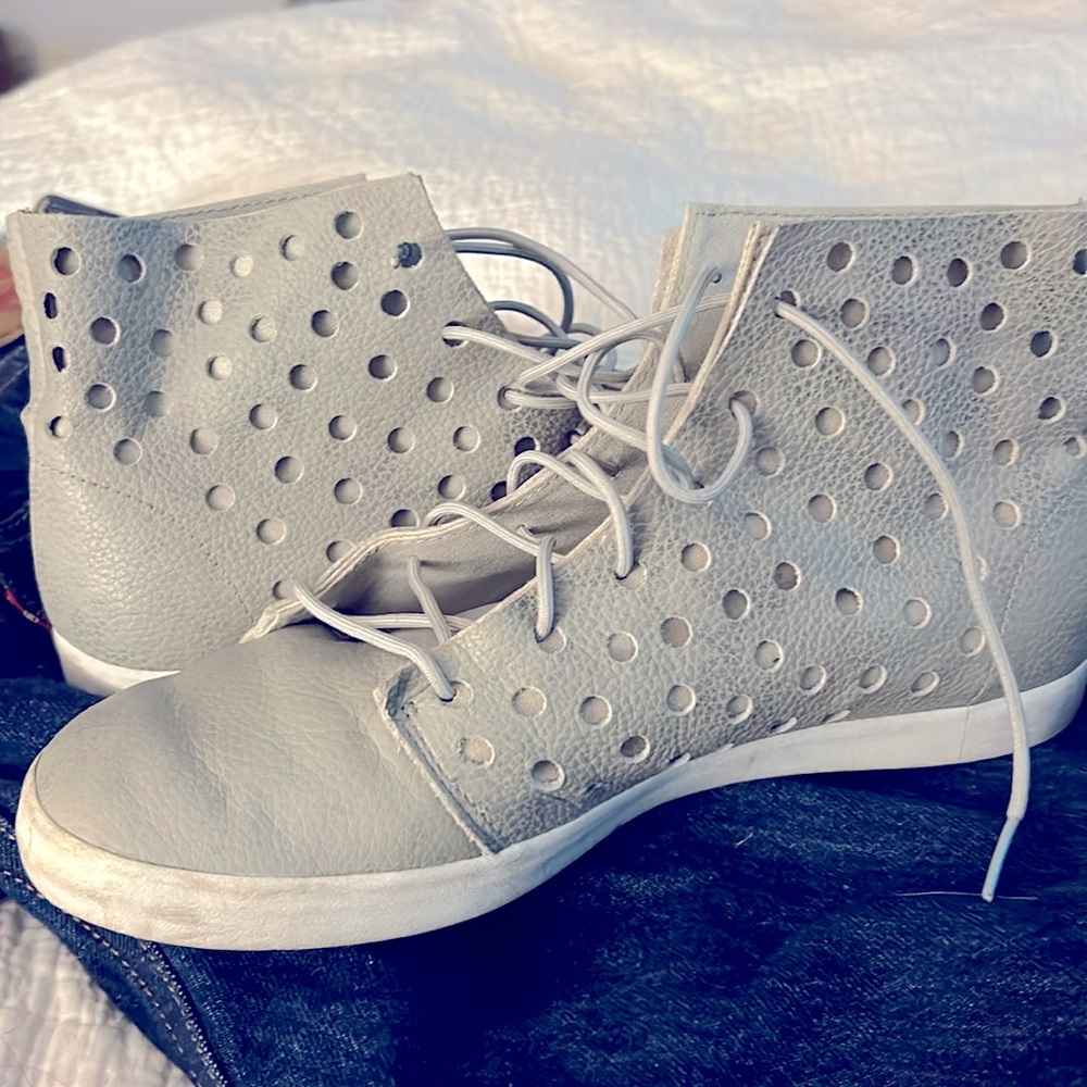 Volcom Buzz Womens skater High Tops marble leather tennis shoe sneakers Size 8.5